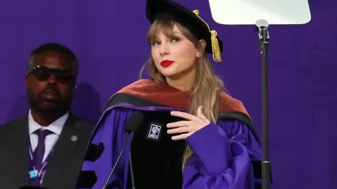 Taylor Swift en medio de su discurso en la Universidad de Nueva York.