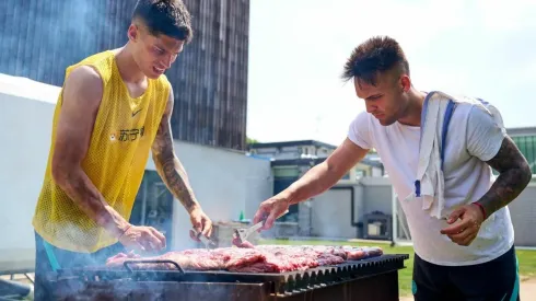 Lautaro Martínez y Joaquín Correa encargados del asado del Inter de Alexis y Vidal.