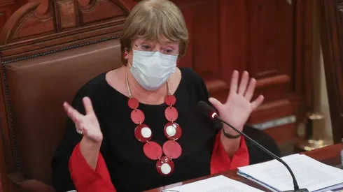 La expresidenta Michelle Bachelet aprueba la nueva Constitución.