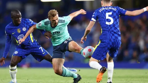 Chelsea jugó un partido pendiente ante Leicester y rescató un importante punto como local.