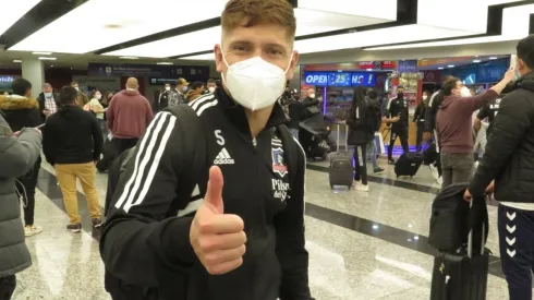 Leonardo Gil en su arribo junto a Colo Colo a Argentina.