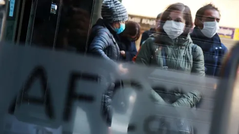 ¿Qué beneficios existen para los cesantes y qué requisitos hay?