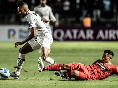 Olé impactado con la patada del hincha de Santos a Matías Fernández