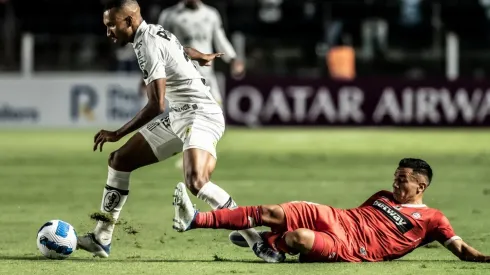 Olé reacciona a la patada de un hincha brasileño al calerano Matías Fernández.