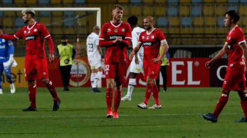 Los jugadores caleranos quedaron muy afectados tras el vergonzoso robo sufrido gracias al árbitro Jesús Valenzuela.