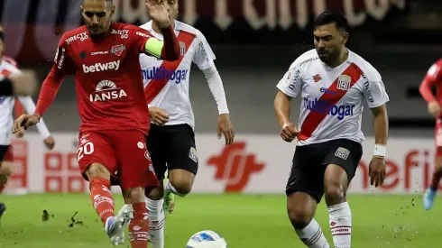 Ñublense superó a Curicó y quedó líder del torneo