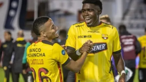 Byron Castillo recibió el cariño de sus compañeros