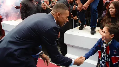 La afición del PSG aplaudió la decisión de Kylian Mbappé.