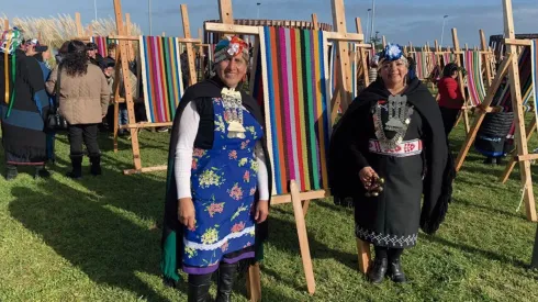 Mujeres mapuche durante la confección del telar