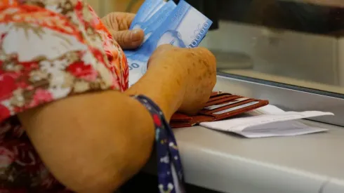 ¿Qué bonos y beneficios suben su monto desde este mes tras el aumento del sueldo mínimo?