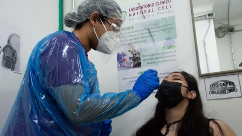 ¿Dónde puedo realizar una toma de PCR gratuita en Santiago?