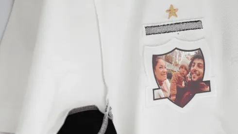 La camiseta de Maxi Falcón tiene una imagen de su pareja y su hijo.