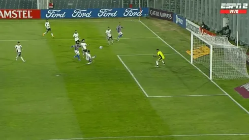 La defensa de Colo Colo le dio muchas facilidades a Fortaleza en el gol.