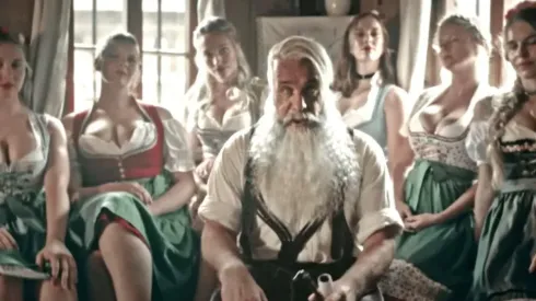 Till Lindemann rodeado de las protagonistas del video de Dicke Titten, de Rammstein.