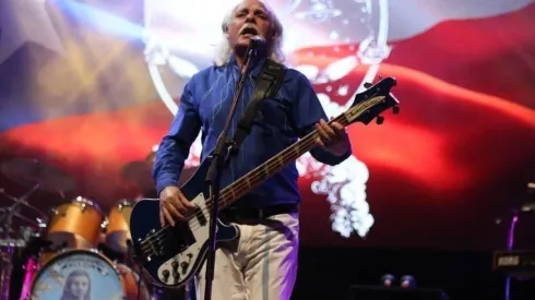 Mario Mutis en el escenario con Los Jaivas.