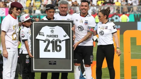 Paredes recibiendo el reconocimiento por parte de Colo Colo por su gol 216