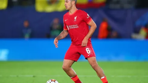 Thiago Alcántara prendió alarmas en cierre de la Premier League.