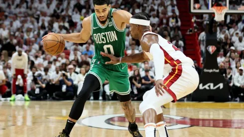 Jayson Tatum y Jimmy Butler vivieron una jornada de ida y vuelta donde el emblema de los Celtics terminó celebrando.