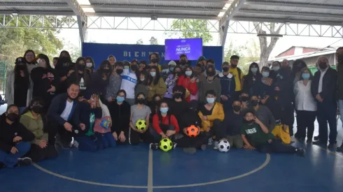 Monserrat Sepúlveda e Ignacio Saavedra, jugadores de Universidad Catoólica, junto a los estudiantes de la Escuela Básica Platón de Quinta Normal .