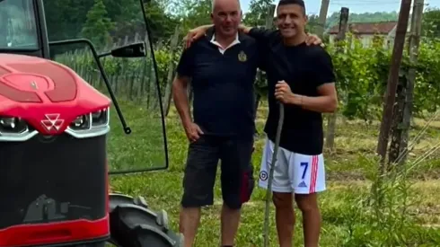 Alexis posa con su nueva viña de fondo y enólogos lo felicitan.