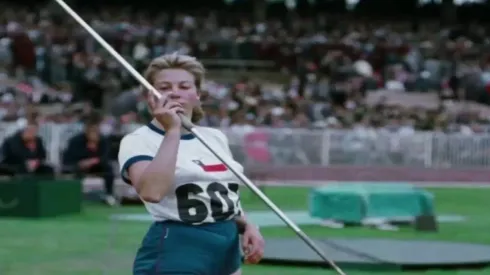 Marlene Ahrens, previo a su lanzamiento en los JJ.OO de Melbourne 1956