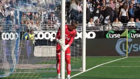 Gunnarsson moviendo uno de los postes del arco hacia adentro