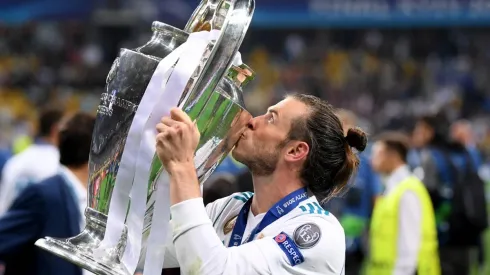 Gareth Bale levantando el trofeo de la Champions League