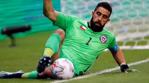 Eduardo Berizzo se fue enojado a Asia por la polémica sobre Bravo que desmiente de plano.