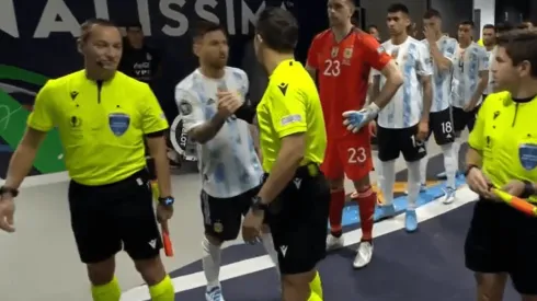 Lionel Messi saluda a Piero Maza y los chilenos en la previa de la Finalissima.