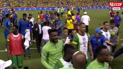 Byron Castillo y sus compañeros tuvieron que salir apresurados tras el partido.