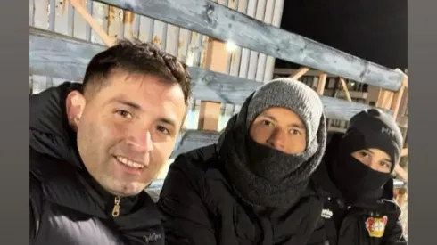 Charles Aránguiz muy abrigado viendo fútbol en Puente Alto.