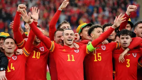 Gareth Bale y sus compañeros celebran la clasificación a Qatar 2022