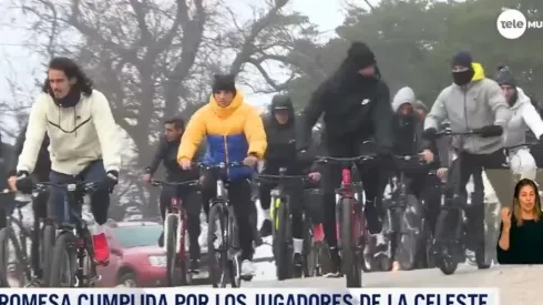 Los jugadores uruguayos salieron todos juntos en bicicletas para el recorrido.