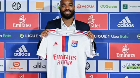 Lacazette presentado en el Olympique de Lyon