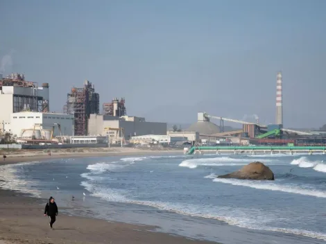 Ordenan a seis empresas a reducir químicos por emergencia en Quintero