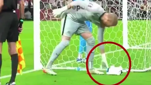 Redmayne tomando la botella de Gallese