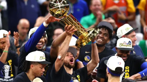 Stephen Curry alza el trofeo de campeón de la NBA. Fue, además, el MVP de las finales.
