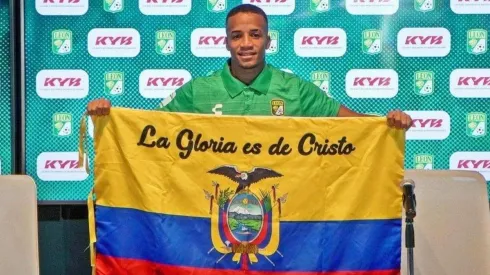 Byron es presentado con la bandera de Ecuador en León