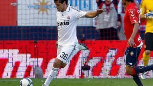 El defensor uruguayo de 34 años habló con el técnico de la UC.