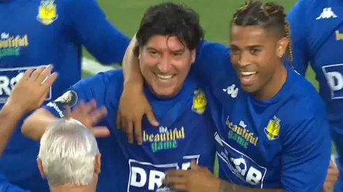 Un incombustible Zamorano marca doblete en amistoso de Miami, uno de los goles de palomita.