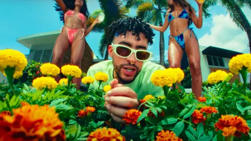 Bad Bunny canta en todo lados.