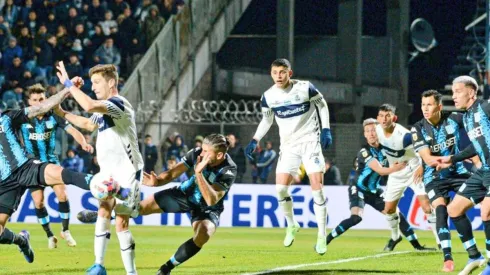 Eugenio Mena fue titular en Racing de Avellaneda