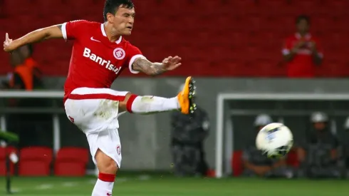 Charles Aránguiz con la camiseta del Inter de Porto Alegre