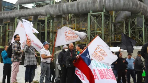 Los trabajadores de Codelco reclaman por el cierre de la fundición Ventanas.