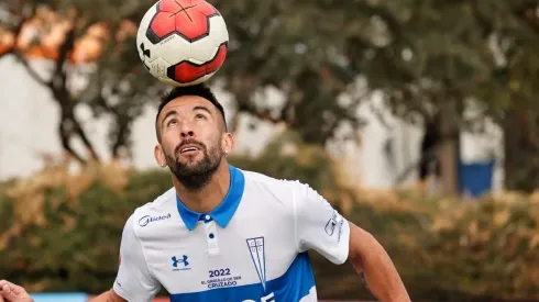 Mauricio Isla en su presentación con la camiseta de Universidad Católica.