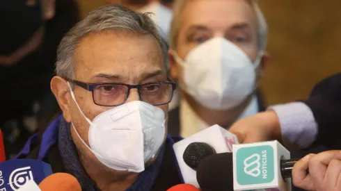 El presidente de la Federación de Trabajadores del Cobre, Amador Pantoja, habla con la prensa. Más atrás aparece el presidente ejecutivo (s) de Codelco, André Sougarret.