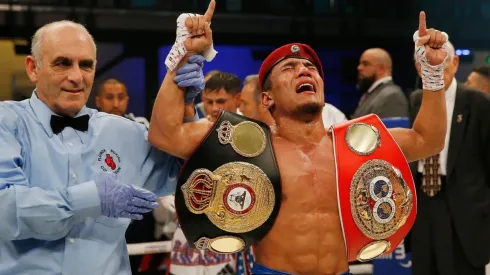 Murodjon Akhmadaliev es el vigente campeón de los títulos pluma junior de la AMB y la FIB.