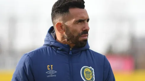 Carlitos Tévez se sube al tren bala, pero no podrá firmar las planillas como DT de Rosario Central.