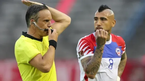 Arturo Vidal reclamando en la cancha contra el juez argentino.