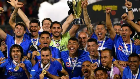 El formado en Colo Colo festejó, desde la banca, su primer título en el fútbol mexicano.